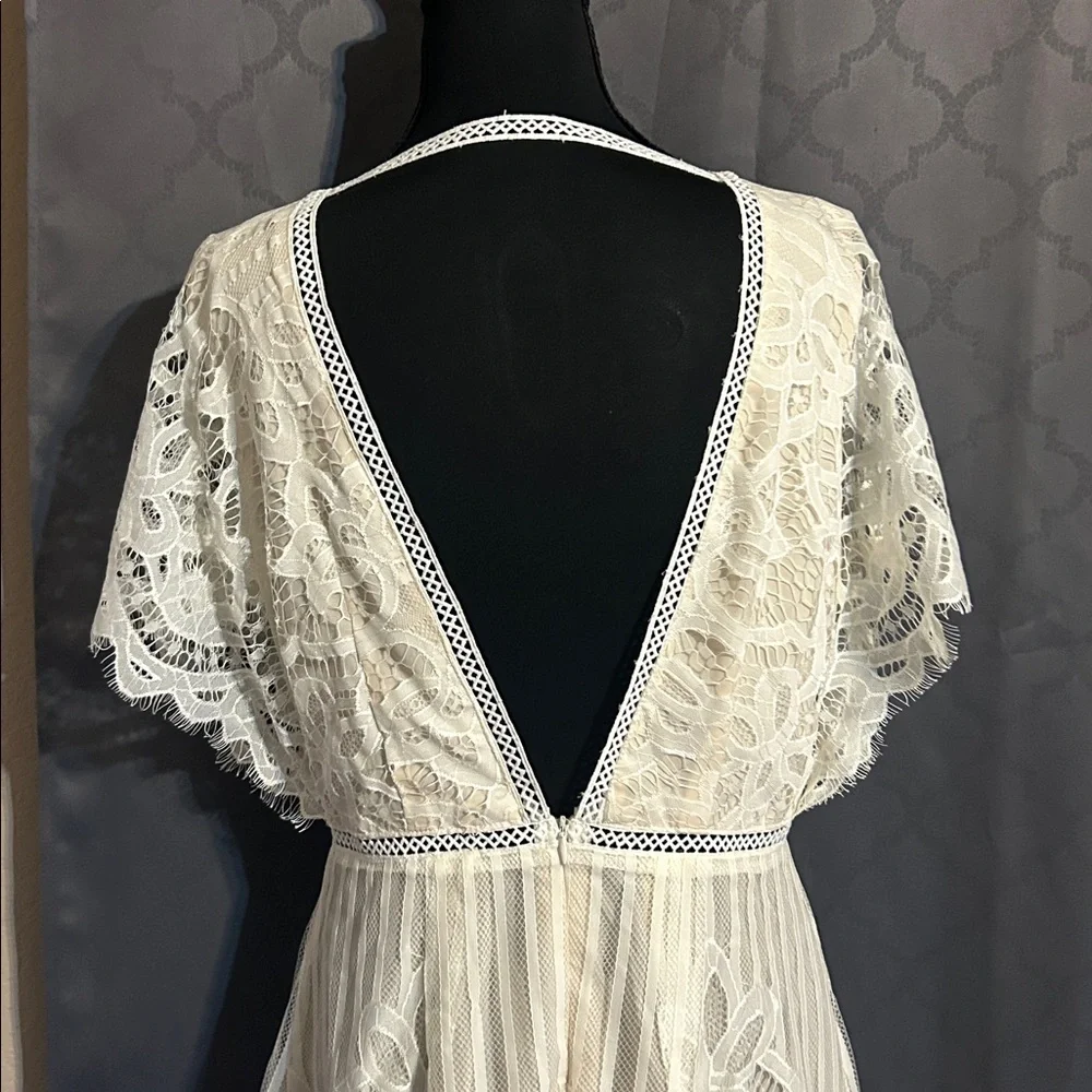 Tobi Elegant White Lace Dress with Deep V-Neck size M - Picture 6 of 16